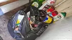 Повсюду бутылки и окурки. Квартиру, где сгорели трое детей, исследуют эксперты