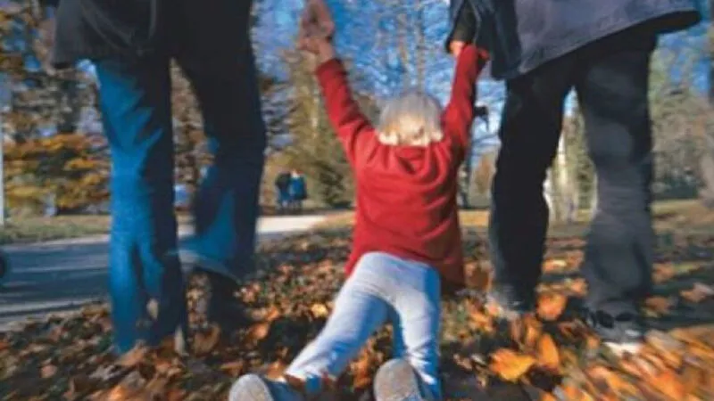 В Южно-Сахалинске двое мужчин пытались затащить ребенка в свое авто