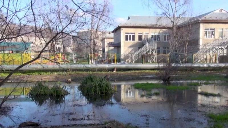 Вода залила участок у детского сада и жилой дом на проспекте Мира в Южно-Сахалинске