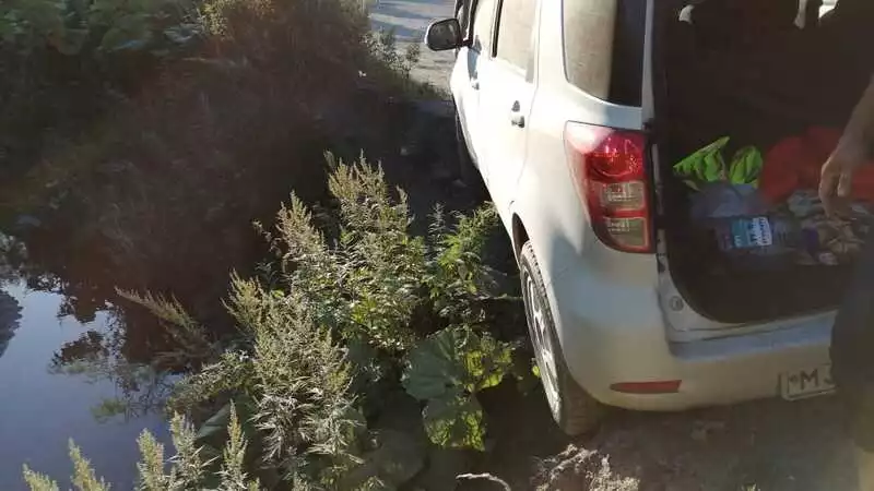 Сахалинцы спасли повисший над пропастью автомобиль с помощью тросов