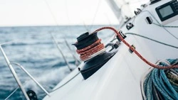 Суд признал бесхозным морское судно Lux в порту Невельска