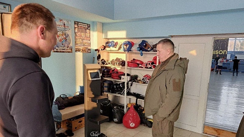 Юрий Трутнев подарил спортивное оборудование для юных боксеров донецкого Шахтерска