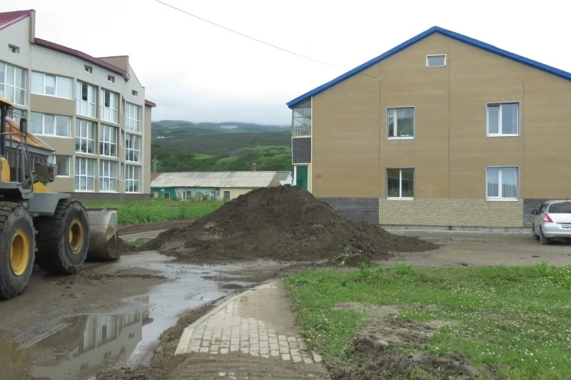 «Город песка»: в Северо-Курильске продолжают уборку улиц после разлива рек