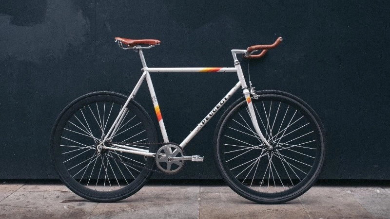 Мужчина украл чужой велосипед из-за нехватки денег на проезд до дома в Холмске