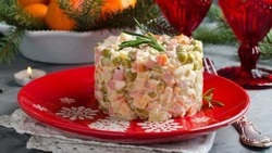 Россияне назвали размер своих трат на новогодний стол