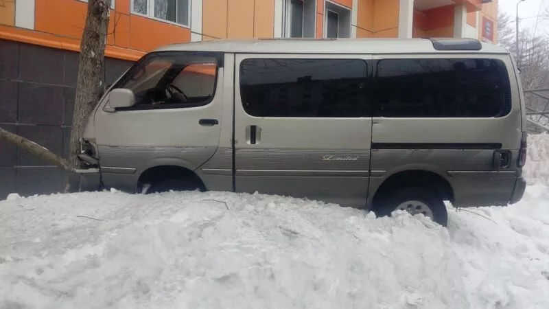 На Сахалине микроавтобус устроил два ДТП за полминуты