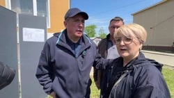 Валерий Лимаренко проинспектировал ремонт дворов и дорог в Смирных 