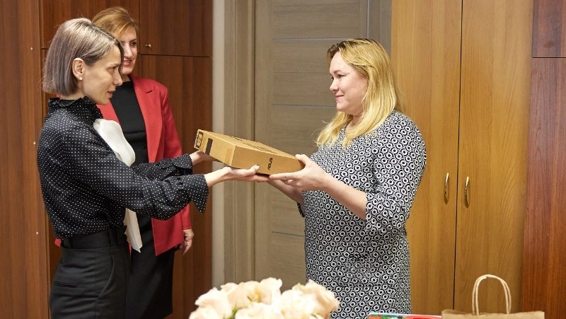 Маме с четырьмя детьми подарили ноутбук и смарт-часы от мэрии Южно-Сахалинска