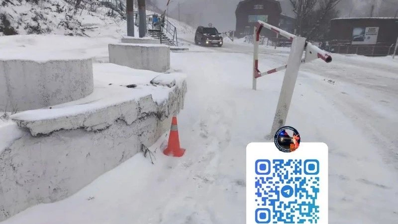 Пьяный водитель съехал с дороги в бетонную стену в Холмске 