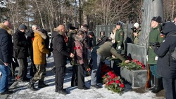 Сахалинцы почтили память погибших воинов у мемориала «Скорбящая» 15 февраля
