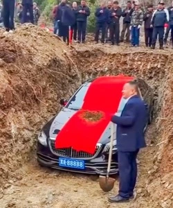 Уровень невежества: в Китае владельца похоронили вместе с Mercedes-Benz за 160 тысяч долларов