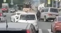 «Как умудрился — непонятно»: микроавтобус влетел в кран-балку в Южно-Сахалинске