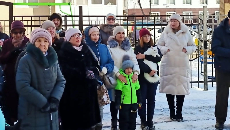 Люди из аварийного жилья в Долинске заселились в новый дом 9 декабря