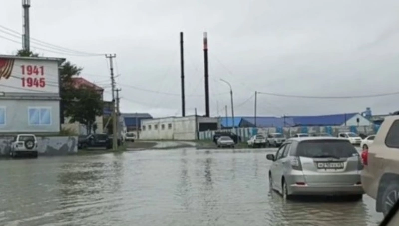 «Плывем» по дорогам: часть Корсакова превратилась в озеро после циклона