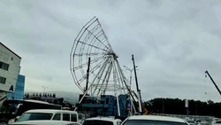 Колесо обозрения у ТРЦ «Сити Молл» на Сахалине построили наполовину