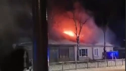 Дом на две семьи горел ночью в Ногликах 