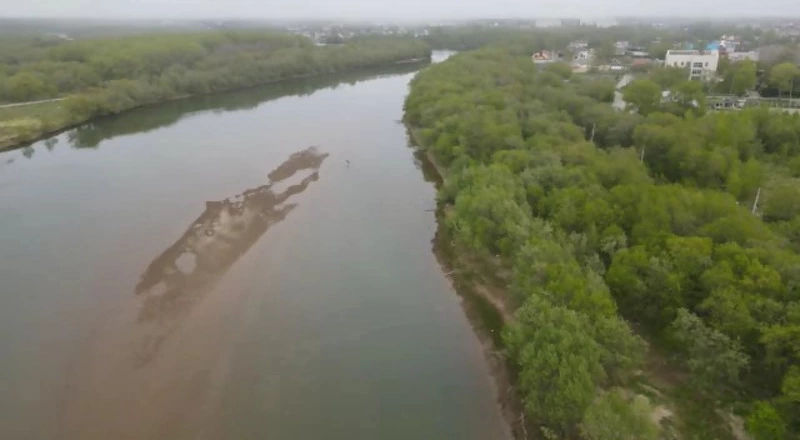 На юге Сахалина решают, что делать с рекой, которая подмывает дороги и портит путину
