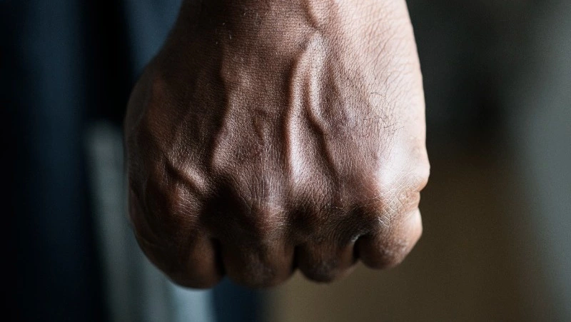 Мужчина угрожал убить знакомую в Холмском районе ради золотых украшений