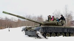 Военнослужащие армейского корпуса ВВО покатали сахалинских детей на танке Т-80