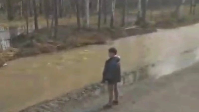 Дорога в селе Ясном превратилась в реку из-за весенних паводков