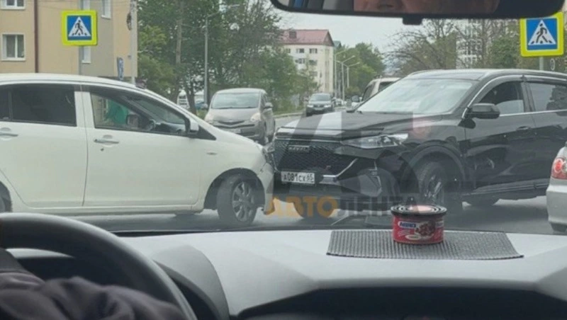 Иномарки столкнулись на перекрестке в центре Южно-Сахалинска 