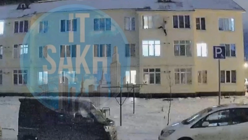 Человек упал с третьего этажа дома в Дальнем 