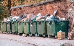 Жители Долинского района возмутились сбором раздельного мусора в одну машину