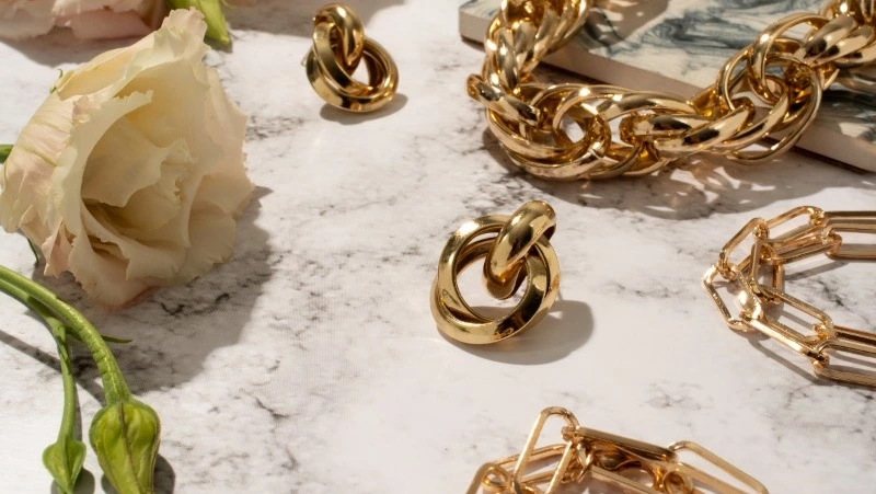 Житель Сахалина вынес из квартиры своей матери драгоценности на 800 тысяч рублей