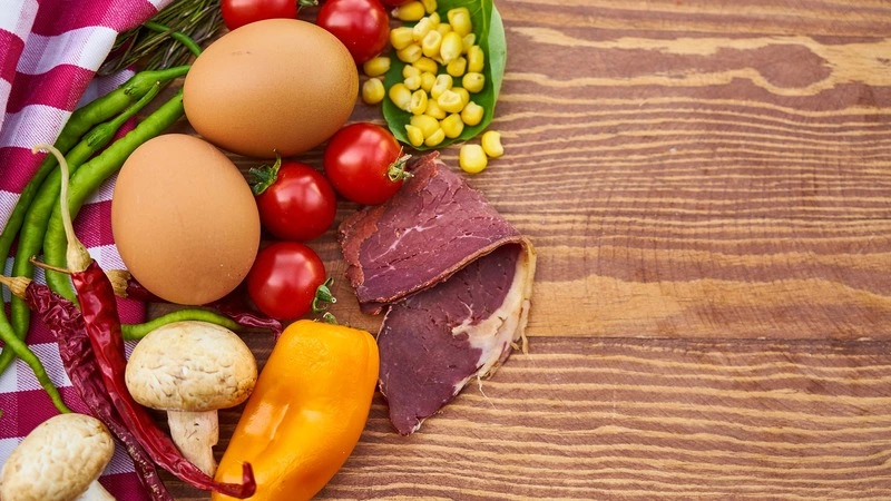 На Сахалине за неделю подешевела колбаса, огурцы, курица и сосиски