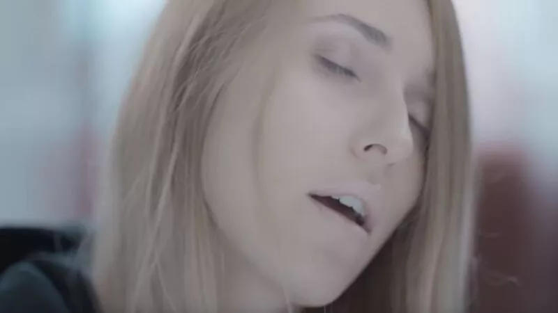 Холмчанка Ульяна Ми выпустила «ледяной» клип, снятый на родном острове