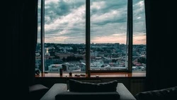 Житель Южно-Сахалинска попытался убить сожительницу, вытолкнув ее из окна 4 этажа