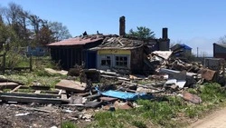 Жители Корсакова пожаловались на «свинарник» на улице из-за расселенного дома