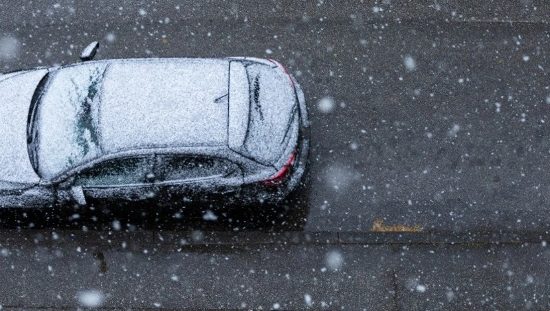 Более 100 единиц техники чистили Южно-Сахалинск от наледи в ночь на 24 ноября