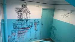 «Взял инициативу в свои руки»: житель Южно-Сахалинска нарисовал маяк Анива в подъезде
