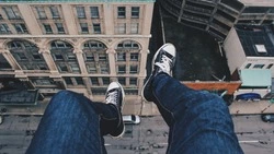 С крыши многоэтажки в Южно-Сахалинске сорвался человек и впал в кому