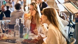 Россиян просят не переедать от скуки на майских праздниках