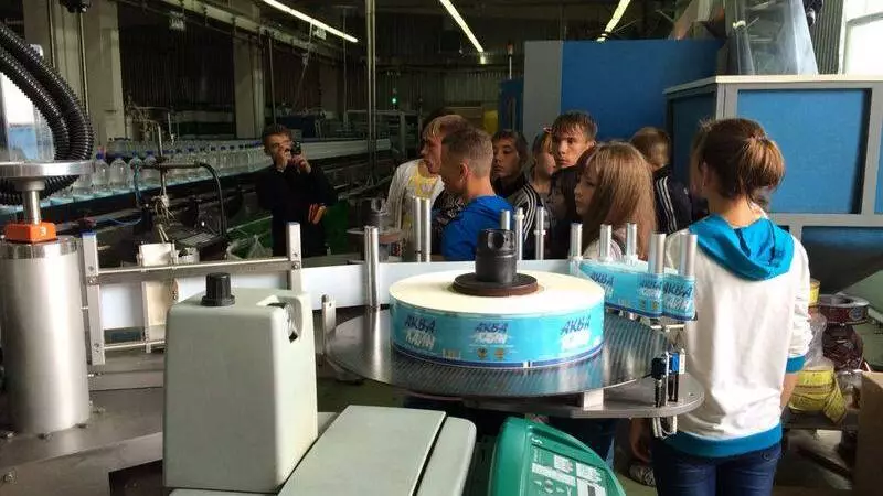 Воспитанникам Троицкого детдома показали, как делают конфеты и минералку