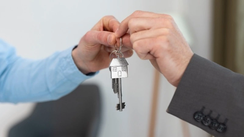 Житель Корсакова добился переселения из аварийного жилья только после обращения к правоохранителям  