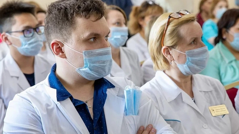 Лимаренко поблагодарил медиков за самоотверженную борьбу с коронавирусом