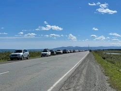 Автомобили отдыхающих заняли проезд на пляж в Долинском районе