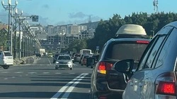 «Из-за одного придурка»: неработающий экскаватор создал пробку на Горького в час пик