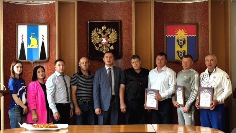 Партийцы торжественно поздравили с профессиональным праздником работников физической культуры