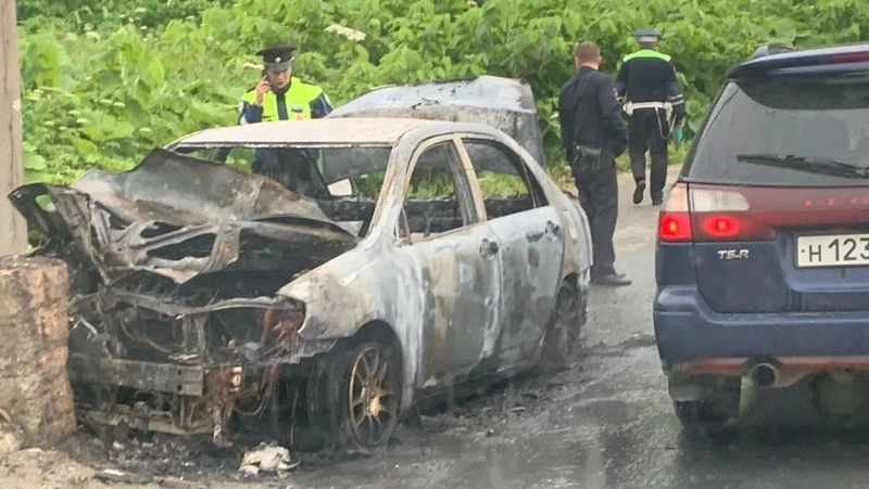 Автомобиль сгорел в результате ДТП в Холмском районе
