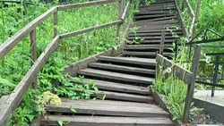 Ведущий на кладбище мост и лестницу в селе Холмского района отремонтируют в 2024 году