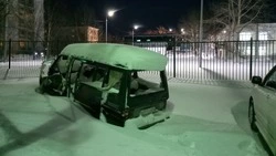 Разбитый авто бросили гнить у детсада в Охе