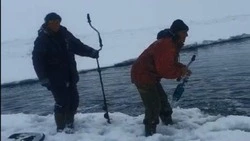 «Машите веслами!»: четверо рыбаков застряли на льдине в Сахалинской области