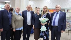 В Сахалинской областной Думе открыли выставку картин Татьяны Гурновой