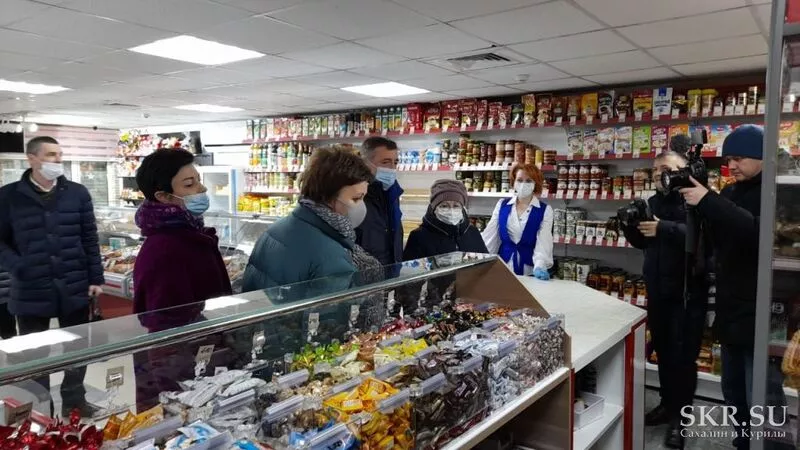 Сахалинский губернатор проверил цены и съел пирожок в первом социальном магазине села Ильинского