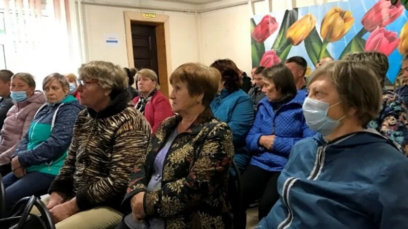 Жители Воскресенского пожаловались мэру Анивы на огромные счета за электричество