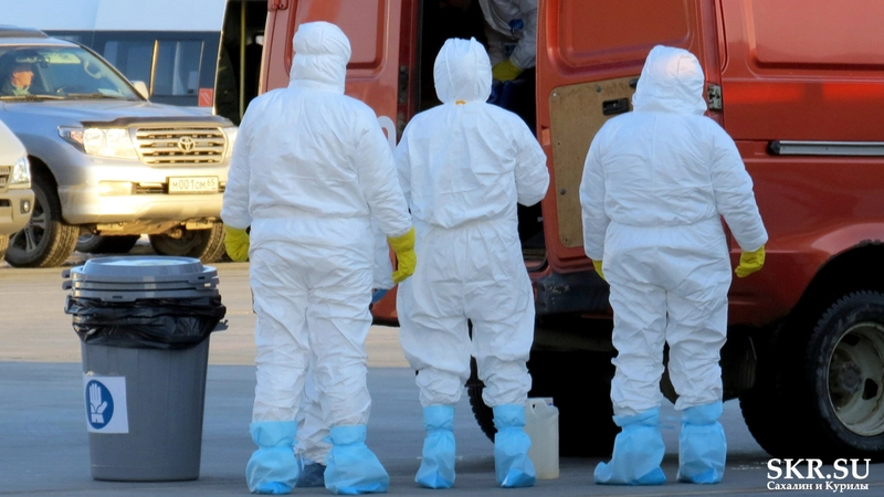 Прибывший на Сахалин самолет с туристами из Таиланда встретила свита в белых костюмах